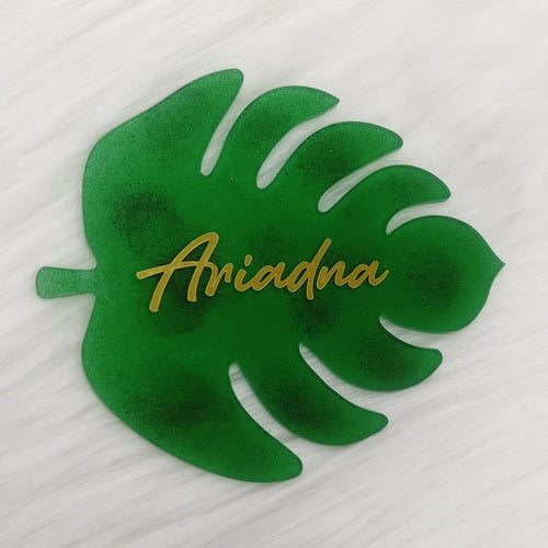 marcasitios personalizado con forma de hoja de color verde con el nombre grabado