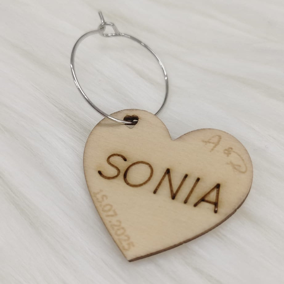 marcasitios de madera con forma de corazón y el nombre Sonia y fecha de boda