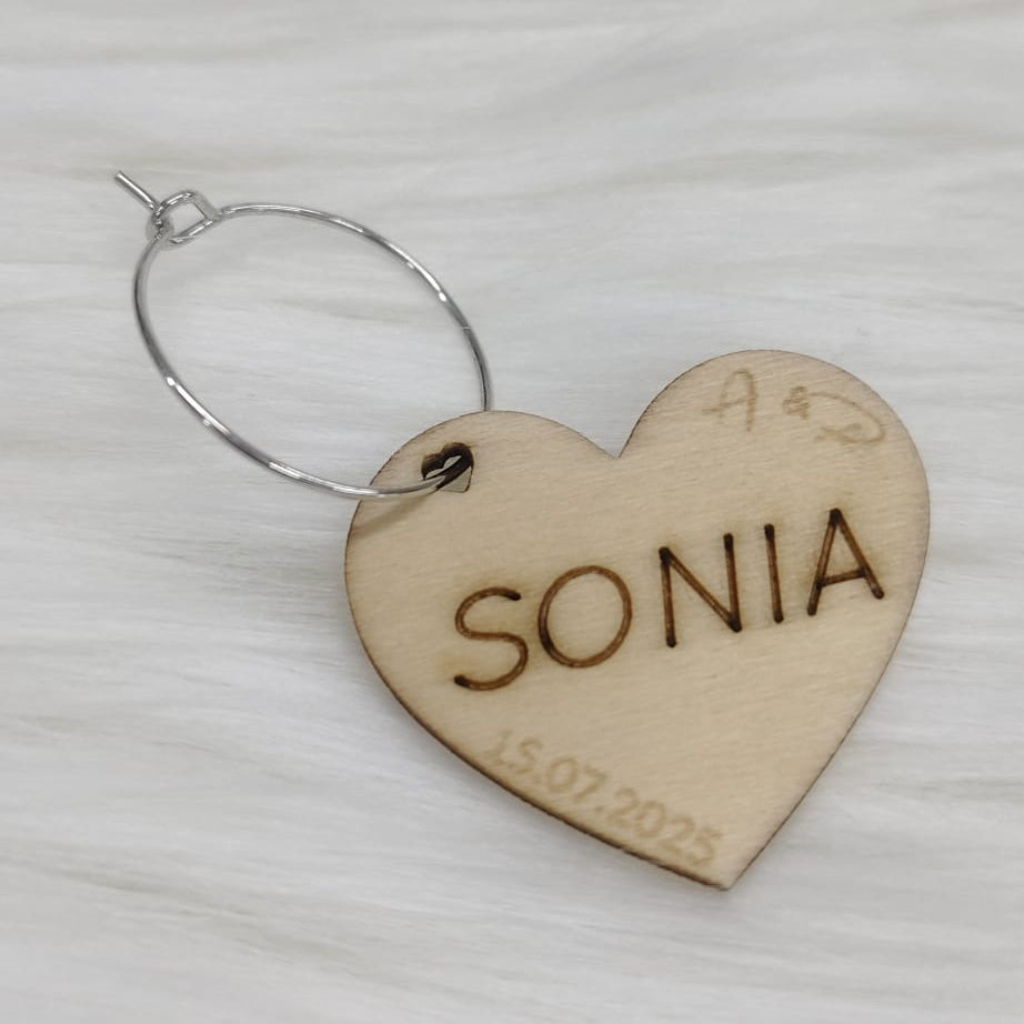 marcasitios de madera con forma de corazón y fecha de boda