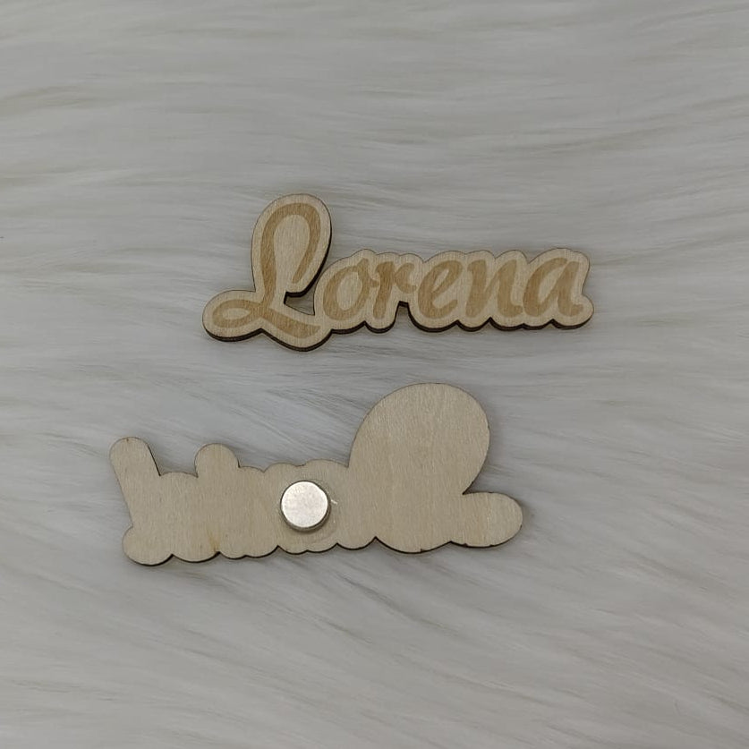 marcasitios de madera con el nombre grabado imán para bodas