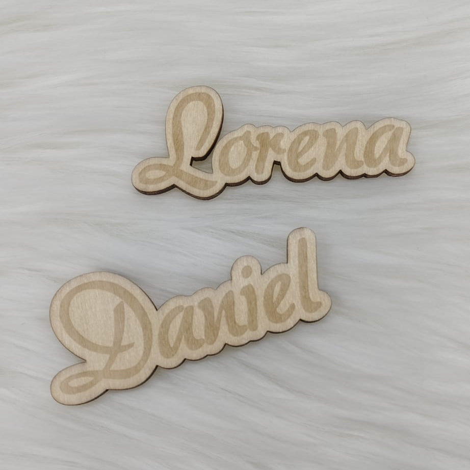 nombres lorena y daniel cortados en madera como marcasitios para bodas con la silueta del nombre