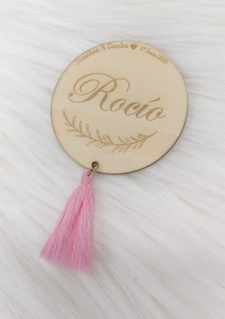 medalla de madera con el nombre rocío grabado, con borla de tela rosa
